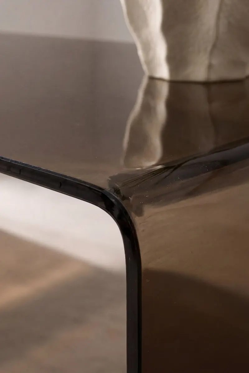 Telemark Couchtisch aus gebogenem Glas in 120 × 60 cm, Braun, im Wohnraum, Ansicht 4