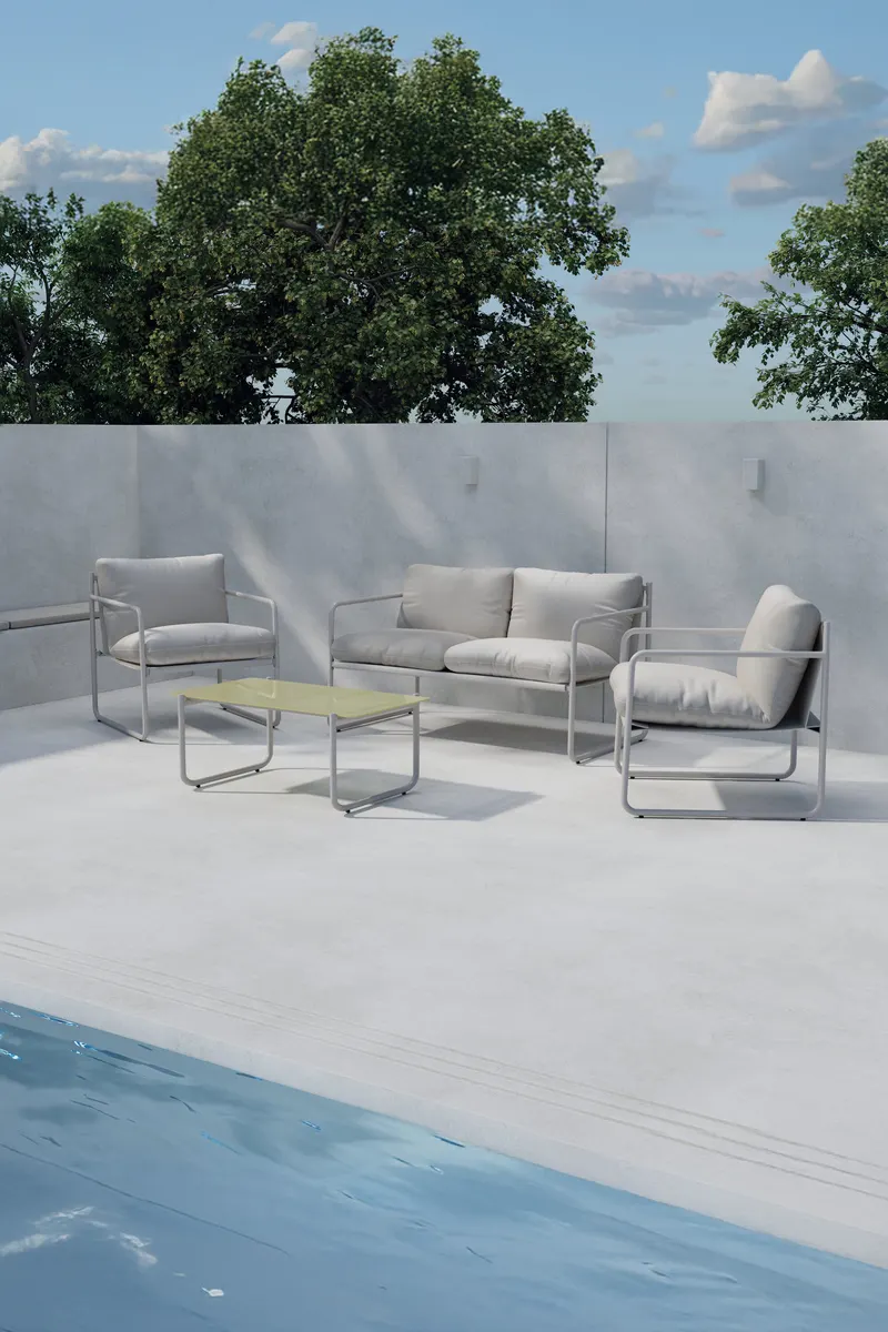 Thassos Gartenlounge mit Sofa, zwei Sesseln und Glastisch, im Wohnraum