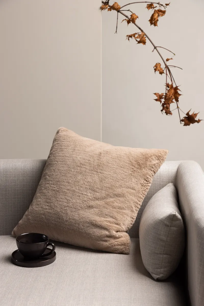 Thea Kissenbezug 50 × 50 cm mit flauschiger Vorderseite in Beige, im Wohnraum, Ansicht 1