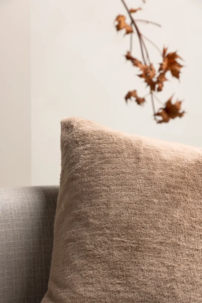Thea Kissenbezug 50 × 50 cm mit flauschiger Vorderseite in Beige, im Wohnraum, Ansicht 2