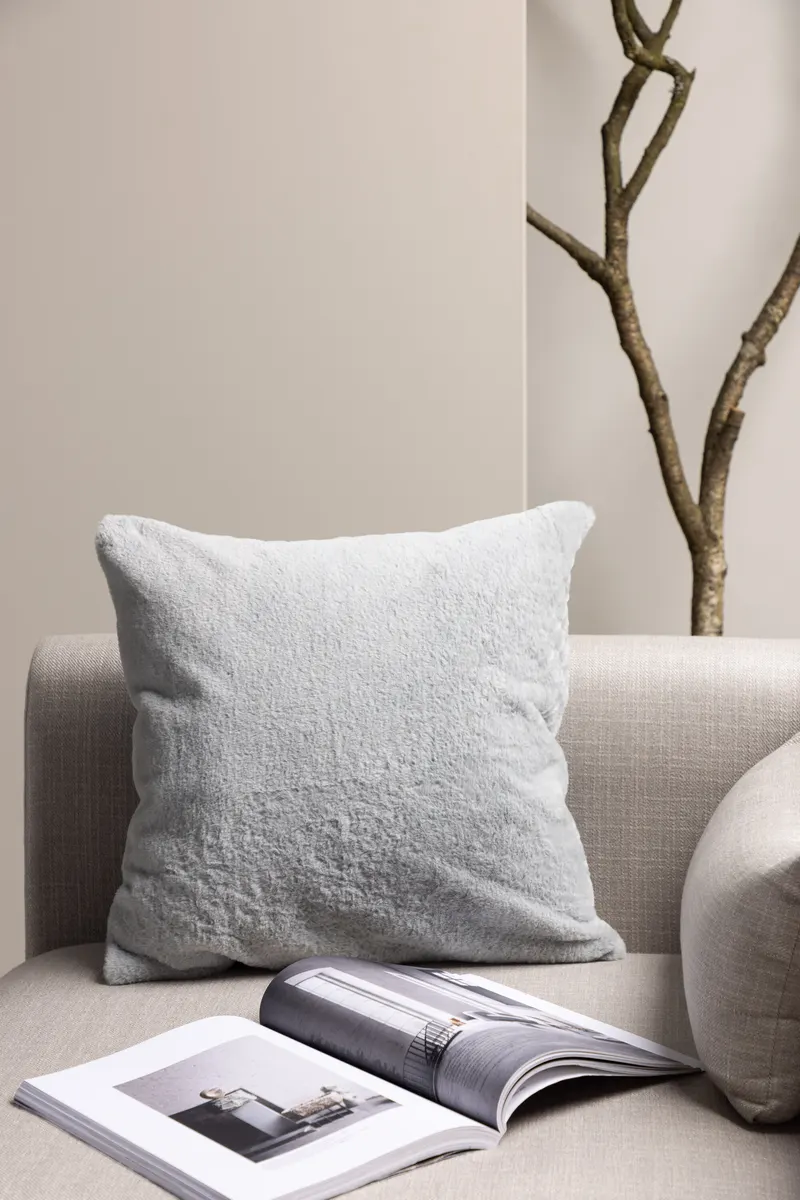 Thea Kissenbezug 50 × 50 cm mit flauschiger Vorderseite in Grau, im Wohnraum, Ansicht 1