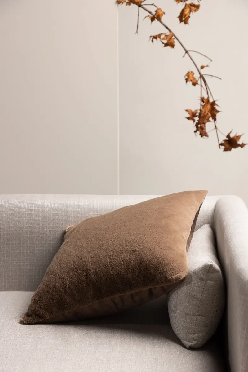 Thea Kissenbezug 50 × 50 cm mit flauschiger Vorderseite in Braun, im Wohnraum, Ansicht 1