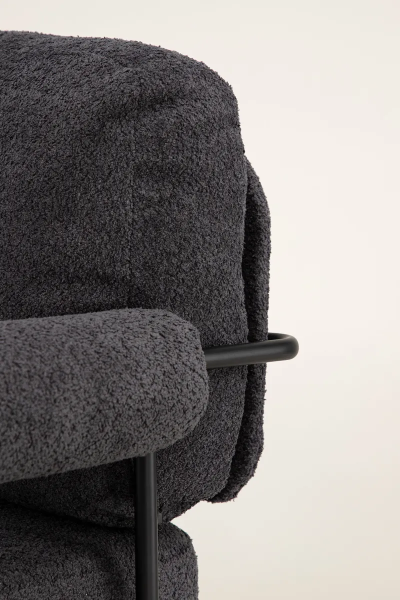 Tillberga x Josefin Lustig Bouclé-Sessel mit gerundeten Armlehnen, im Wohnraum, Ansicht 3