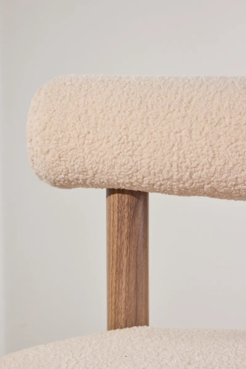 Tillo Esszimmerstuhl aus Bouclé mit rundem Sitz, im Wohnraum, Ansicht 4