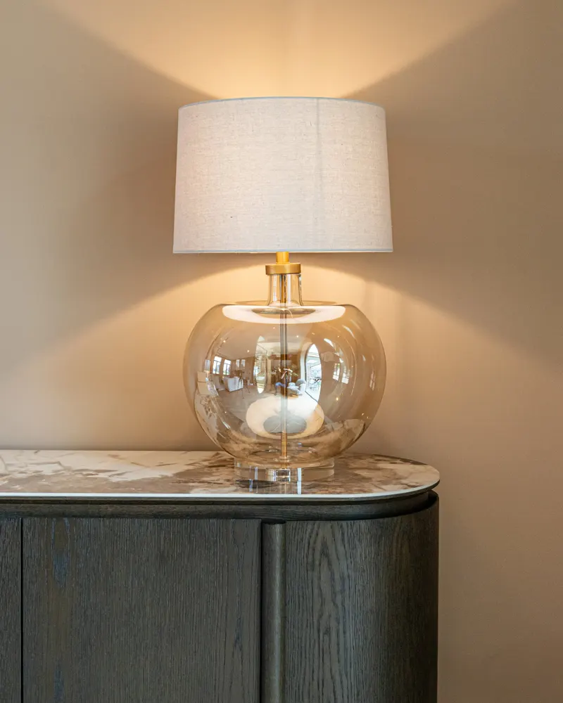 Tischleuchte Jazzy, Amber von Richmond Interiors, Wohnbeispiel 4, im Wohnraum
