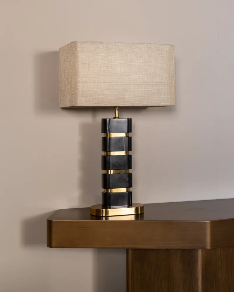 Tischleuchte Lenore, Goldfarben von Richmond Interiors, Wohnbeispiel 11, im Wohnraum