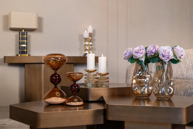 Tischleuchte Lenore, Goldfarben von Richmond Interiors, Wohnbeispiel 14, im Wohnraum