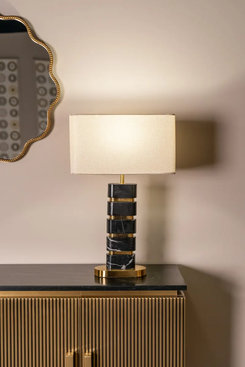 Tischleuchte Levina Schwarz/Goldfarben von Richmond Interiors, Wohnbeispiel 5, im Wohnraum