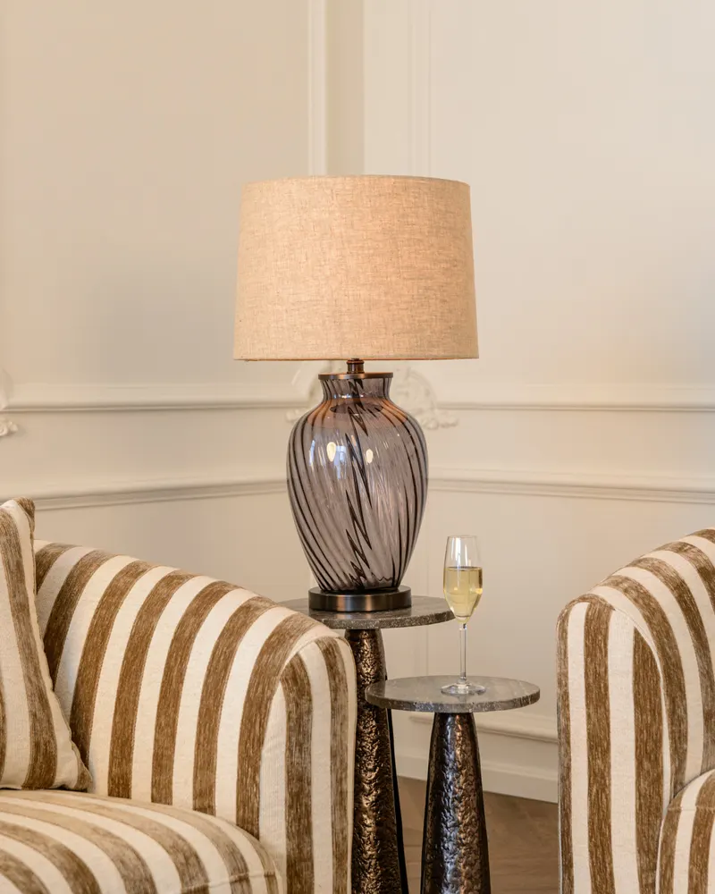 Tischleuchte Rowan, Smoke von Richmond Interiors, Wohnbeispiel 2, im Wohnraum