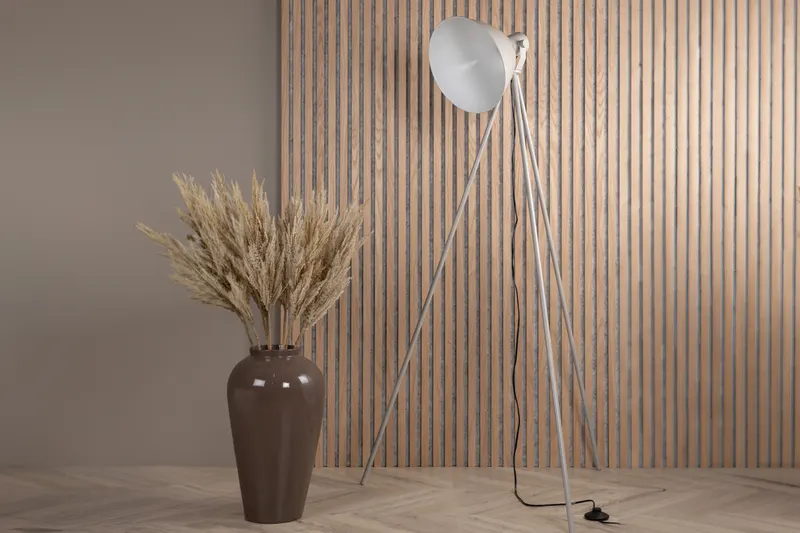 Tiv Stehlampe mit drei Stahlbeinen und rundem Schirm in Beige, im Wohnraum