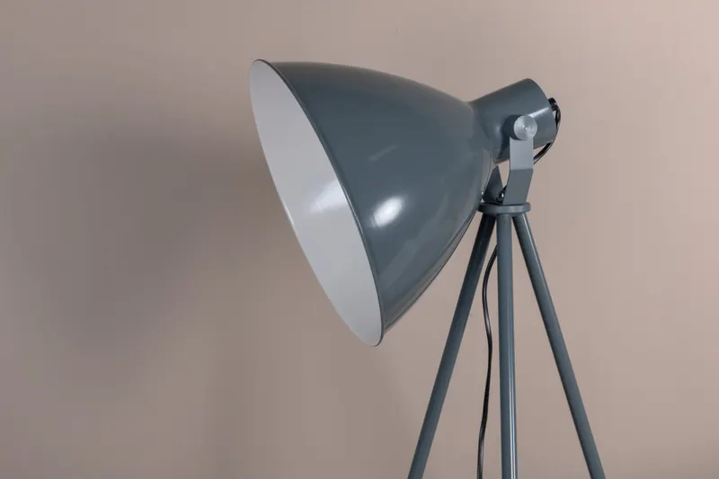 Tiv Stehlampe mit drei Stahlbeinen und rundem Schirm in Blau, im Wohnraum, Ansicht 1