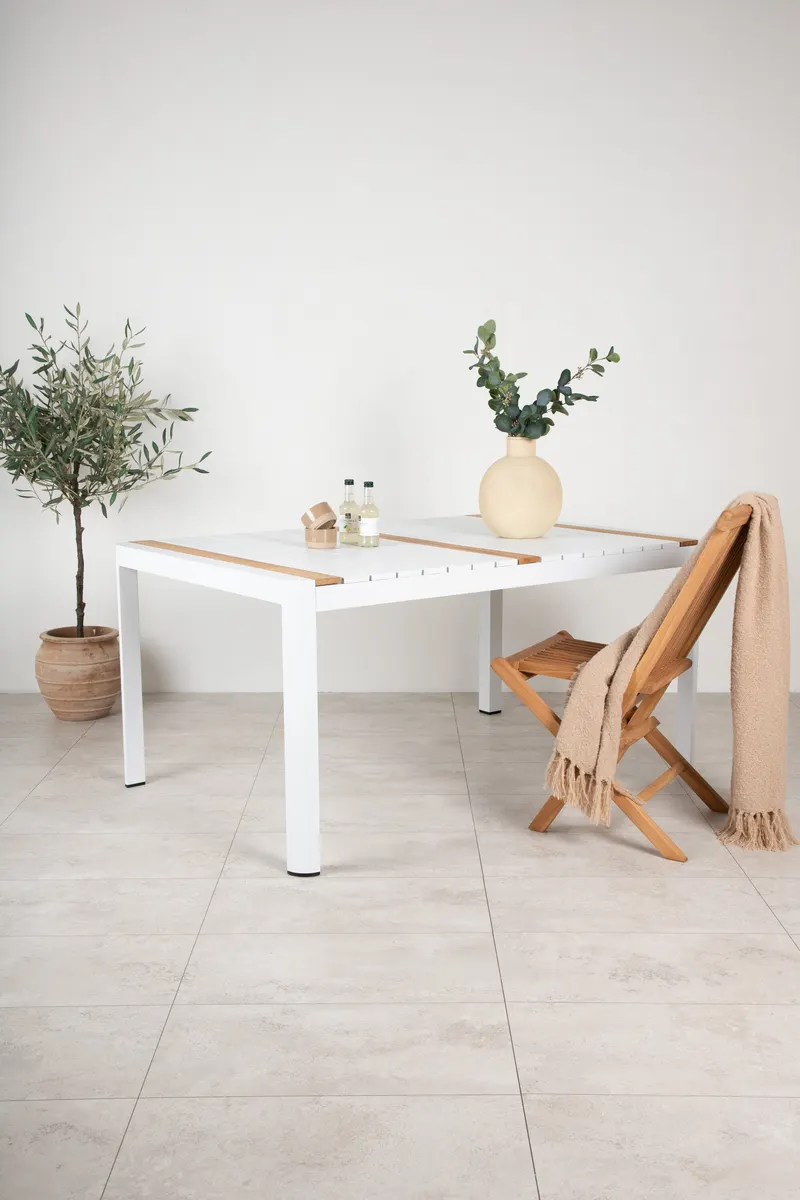 Togo rechteckiger Gartentisch aus Aluminium und Teak in 150 × 90 cm, Weiß, im Wohnraum, Ansicht 1