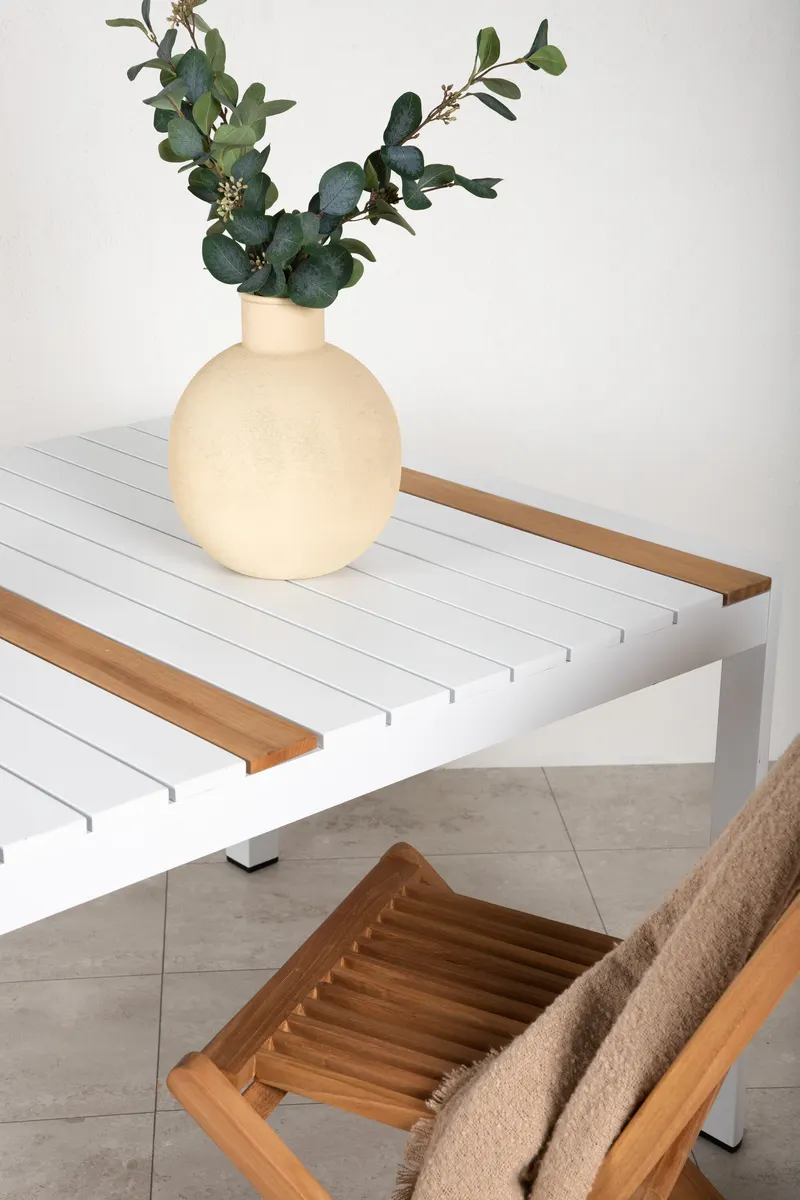 Togo rechteckiger Gartentisch aus Aluminium und Teak in 150 × 90 cm, Weiß, im Wohnraum, Ansicht 2
