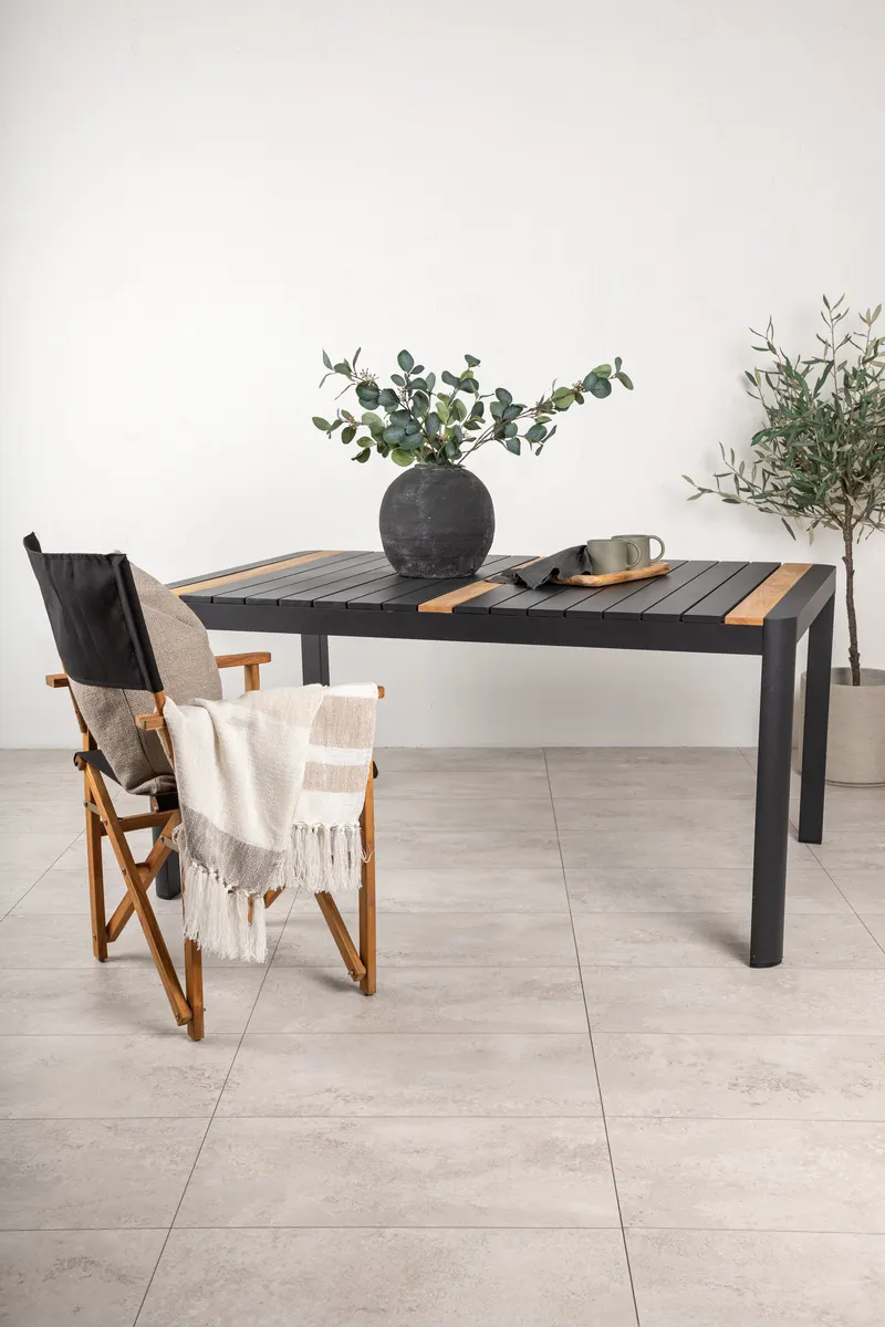 Togo rechteckiger Gartentisch aus Aluminium und Teak in 150 × 90 cm, Schwarz, im Wohnraum, Ansicht 1