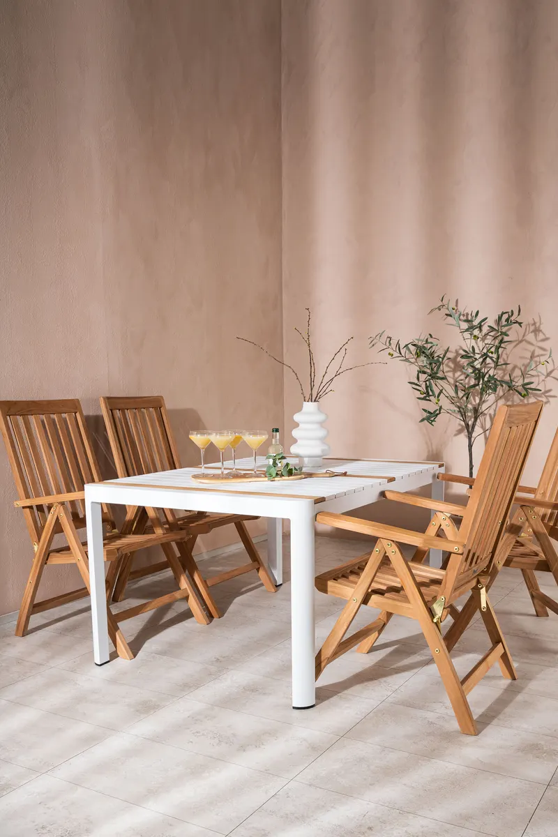 Togo & Kenya Gartenmöbel-Set mit Tisch und 4 Teak-Klappstühlen in Weiß, im Wohnraum, Ansicht 1