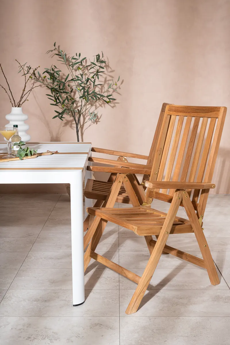 Togo & Kenya Gartenmöbel-Set mit Tisch und 4 Teak-Klappstühlen in Weiß, im Wohnraum, Ansicht 2