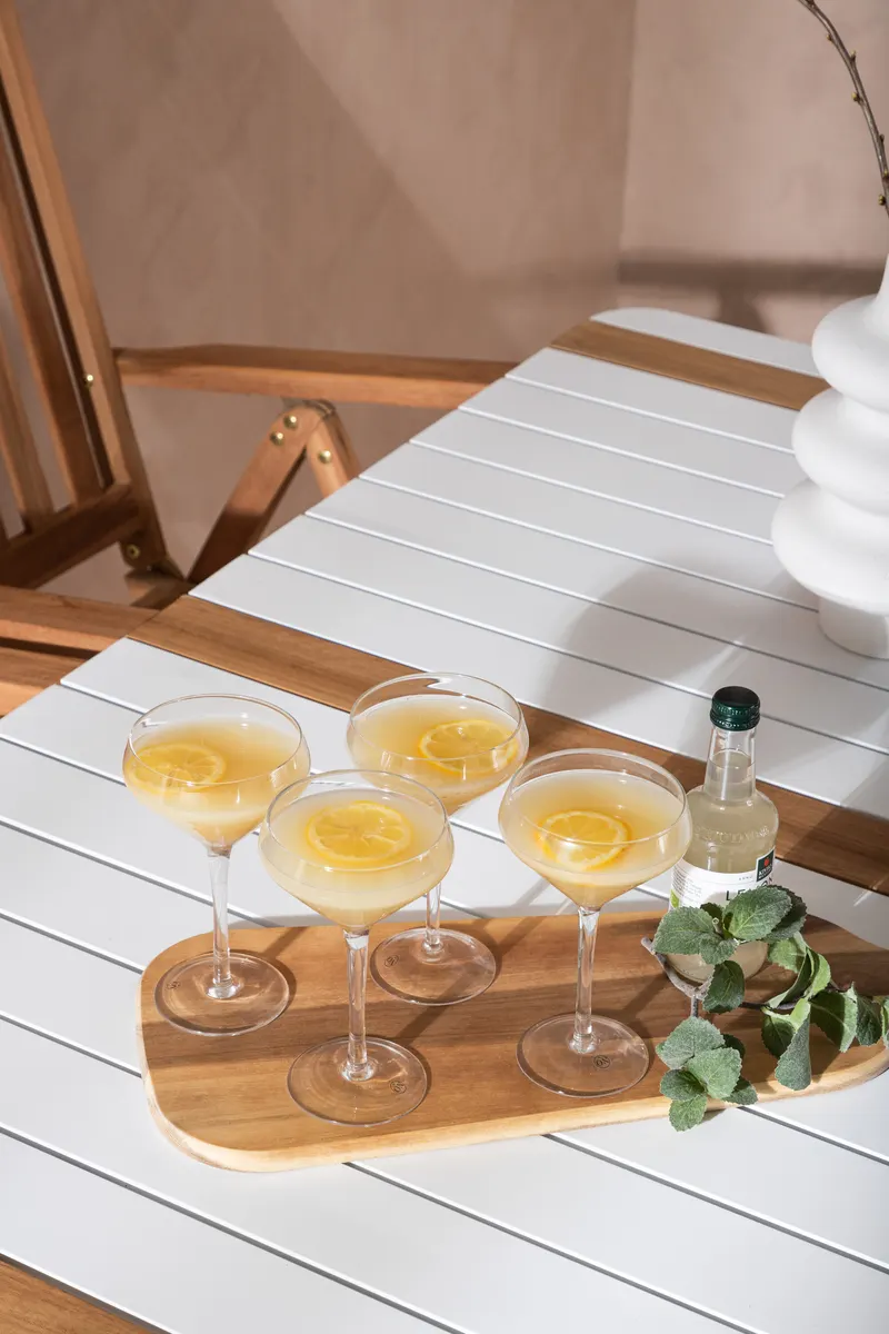 Togo & Kenya Gartenmöbel-Set mit Tisch und 4 Teak-Klappstühlen in Weiß, im Wohnraum, Ansicht 3