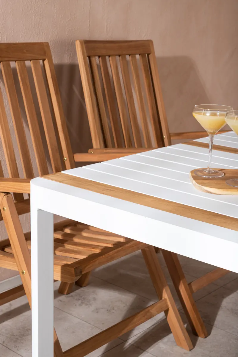 Togo & Kenya Gartenmöbel-Set mit Tisch und 4 Teak-Klappstühlen in Weiß, im Wohnraum, Ansicht 4