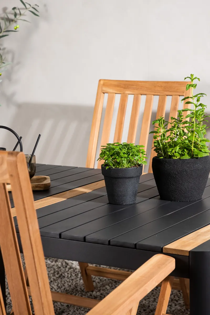 Togo & Kenya Gartenmöbel-Set mit Tisch und 4 Teak-Klappstühlen in Schwarz, im Wohnraum, Ansicht 3