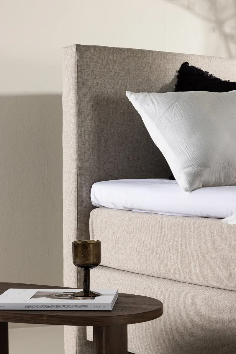 Toledo Kontinentalbett mit Kopfteil in 200 × 66 × 90 cm, Beige, Gestell Champagner, im Wohnraum, Ansicht 4