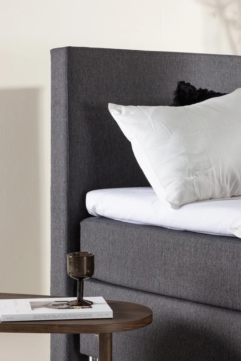 Toledo Kontinentalbett mit Kopfteil in 200 × 66 × 90 cm, Dunkelgrau, Gestell Champagner, im Wohnraum, Ansicht 2