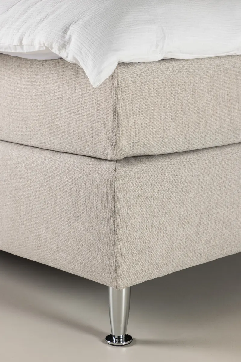 Toledo Kontinentalbett mit Kopfteil in 200 × 66 × 120 cm, Beige, Gestell Champagner, im Wohnraum, Ansicht 3