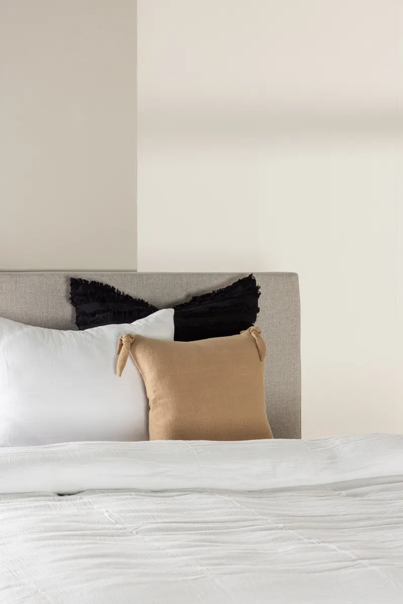 Toledo Kontinentalbett mit Kopfteil in 200 × 66 × 120 cm, Beige, Gestell Champagner, im Wohnraum, Ansicht 4