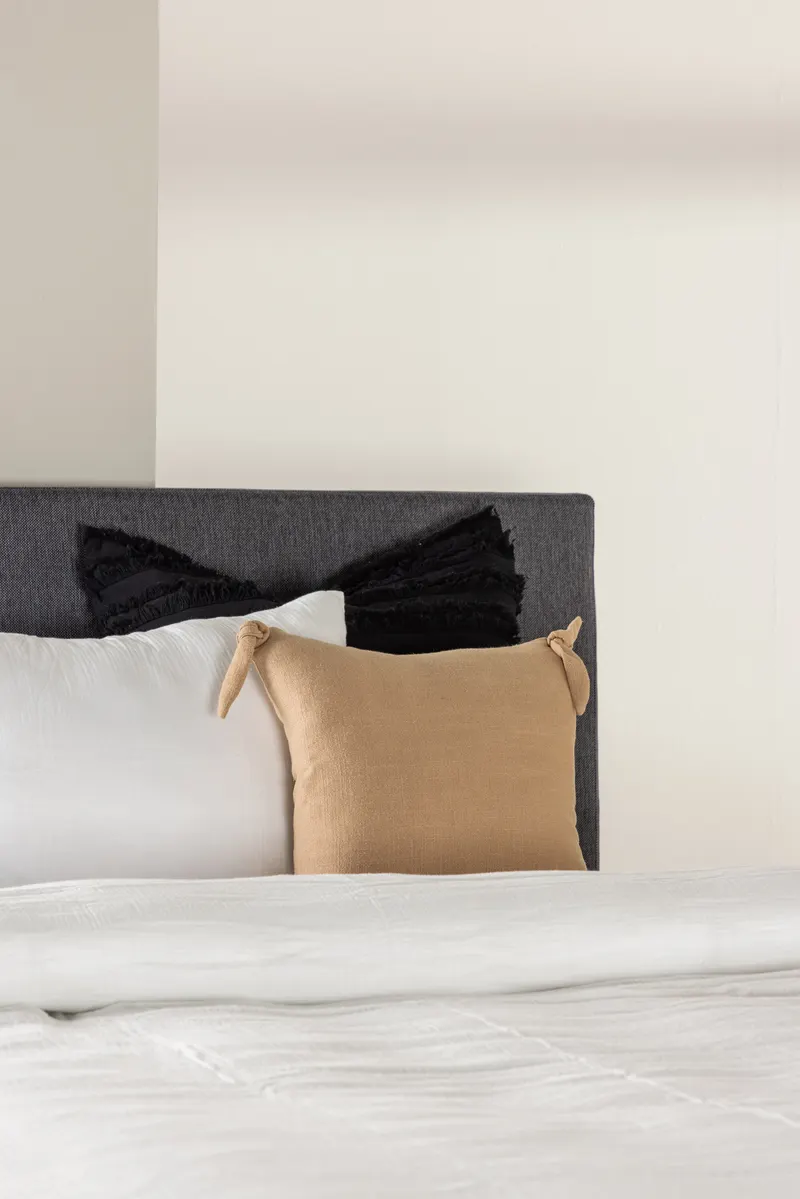 Toledo Kontinentalbett mit Kopfteil in 200 × 66 × 120 cm, Dunkelgrau, Gestell Champagner, im Wohnraum, Ansicht 4