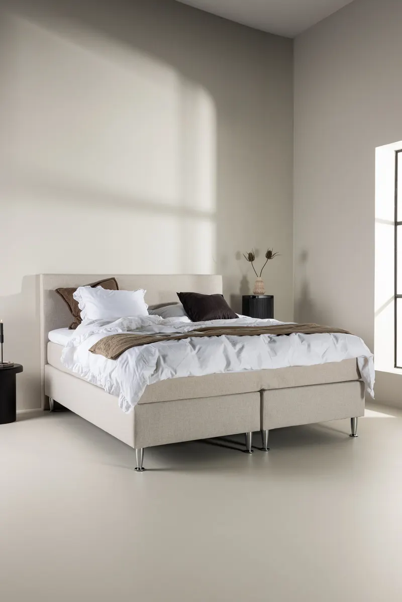Toledo Doppelbett 180 × 200 cm Kontinentalbett in Beige, Gestell Champagner, im Wohnraum, Ansicht 1