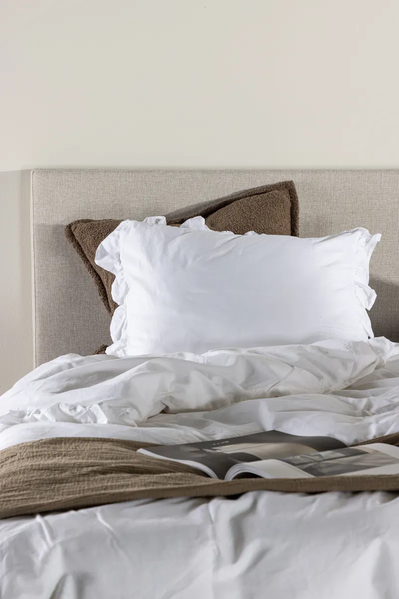 Toledo Doppelbett 180 × 200 cm Kontinentalbett in Beige, Gestell Champagner, im Wohnraum, Ansicht 4