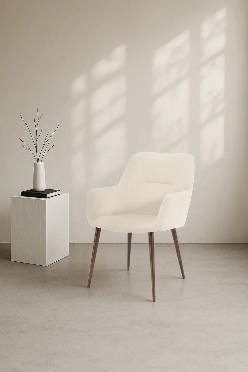 Tomorrow Esszimmerstuhl mit Armlehnen und Stoffbezug in Beige, Gestell Mokka, im Wohnraum, Ansicht 1