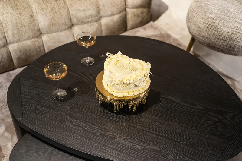 Tortenständer Carmona, Gold von Richmond Interiors, Wohnbeispiel 15, im Wohnraum
