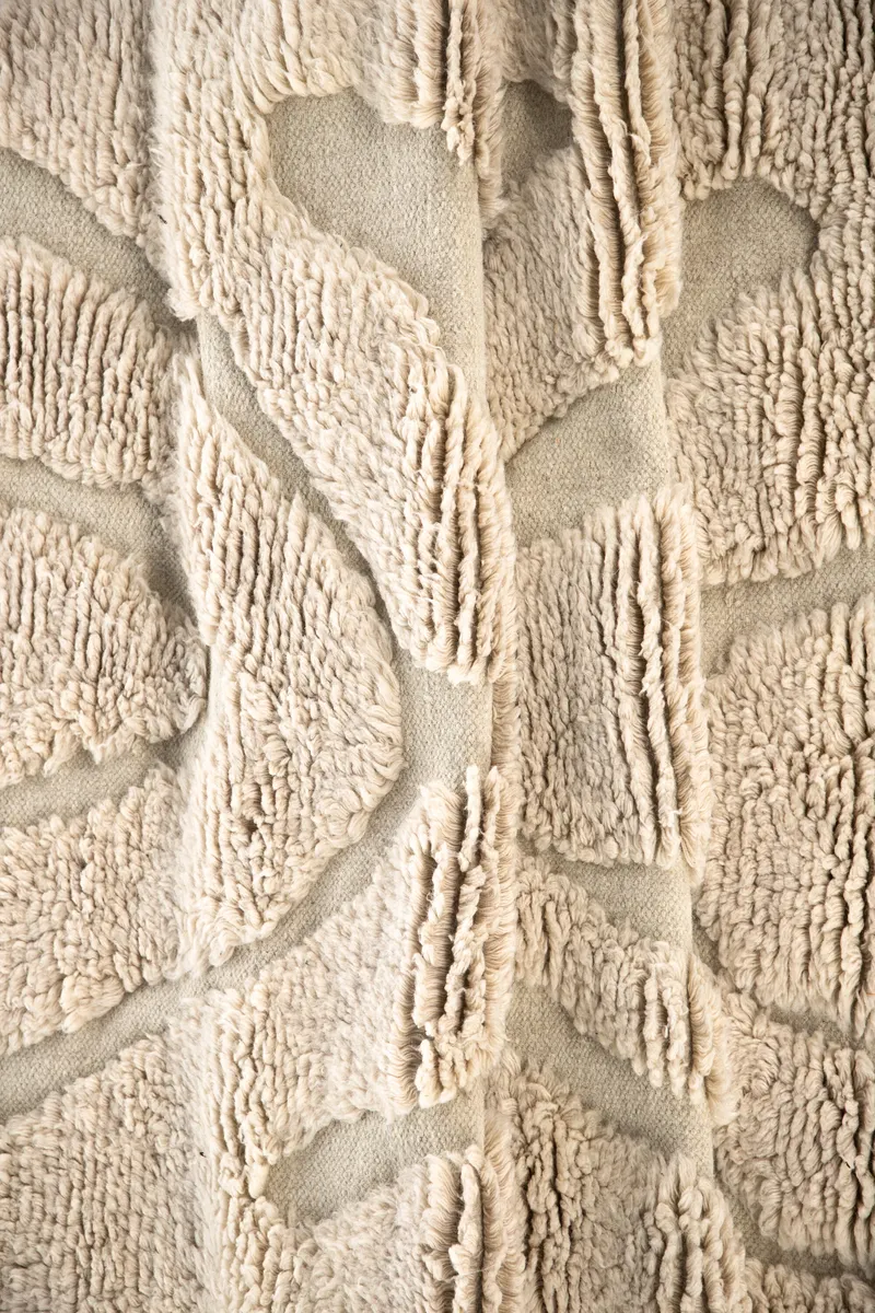 Trondheim x Josefin Lustig Wollteppich mit geschwungenem Muster in 240 × 170 cm, im Wohnraum, Ansicht 2