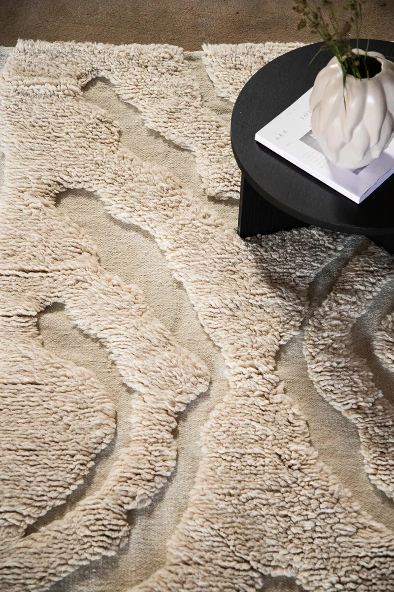 Trondheim x Josefin Lustig Wollteppich mit geschwungenem Muster in 300 × 200 cm, im Wohnraum, Ansicht 1