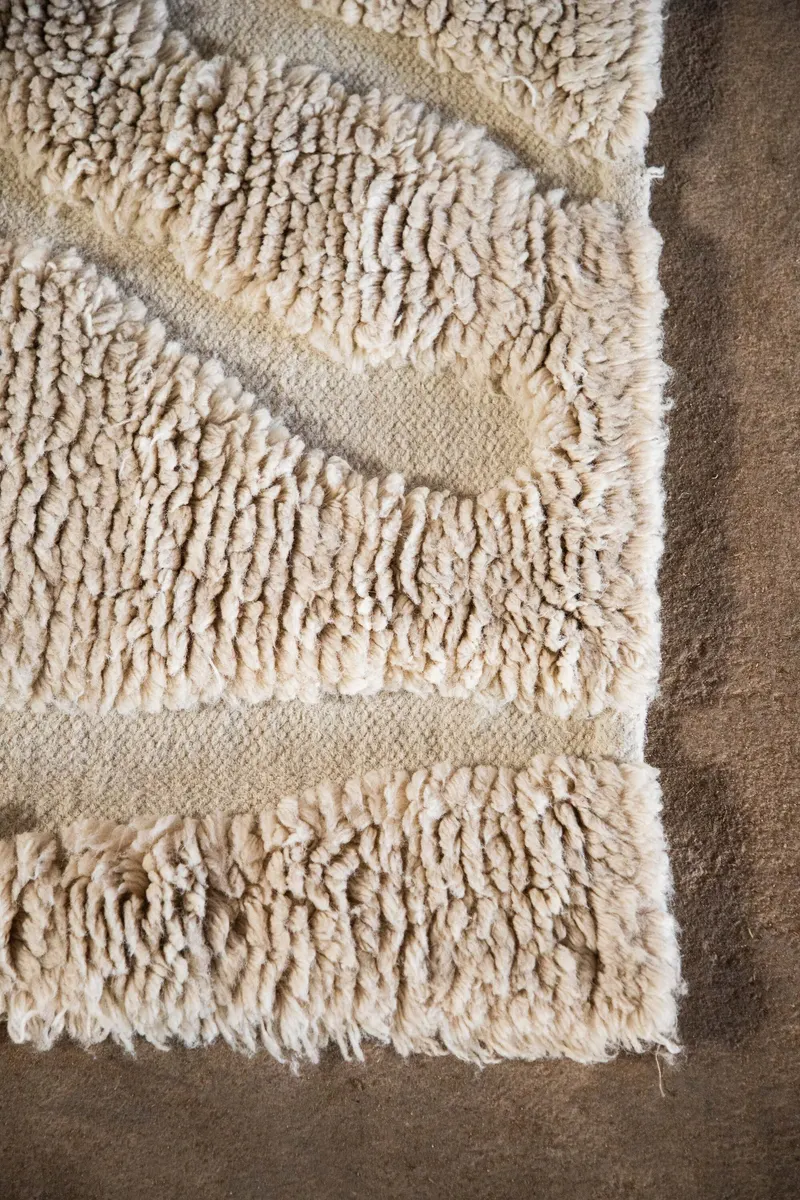 Trondheim x Josefin Lustig Wollteppich mit geschwungenem Muster in 300 × 200 cm, im Wohnraum, Ansicht 4