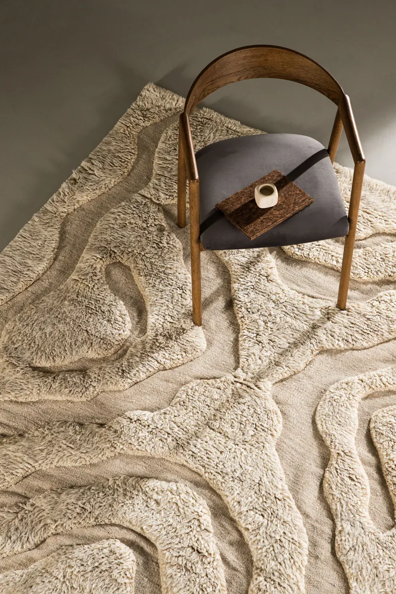 Trondheim x Josefin Lustig Wollteppich mit geschwungenem Muster in 400 × 400 cm, im Wohnraum, Ansicht 1