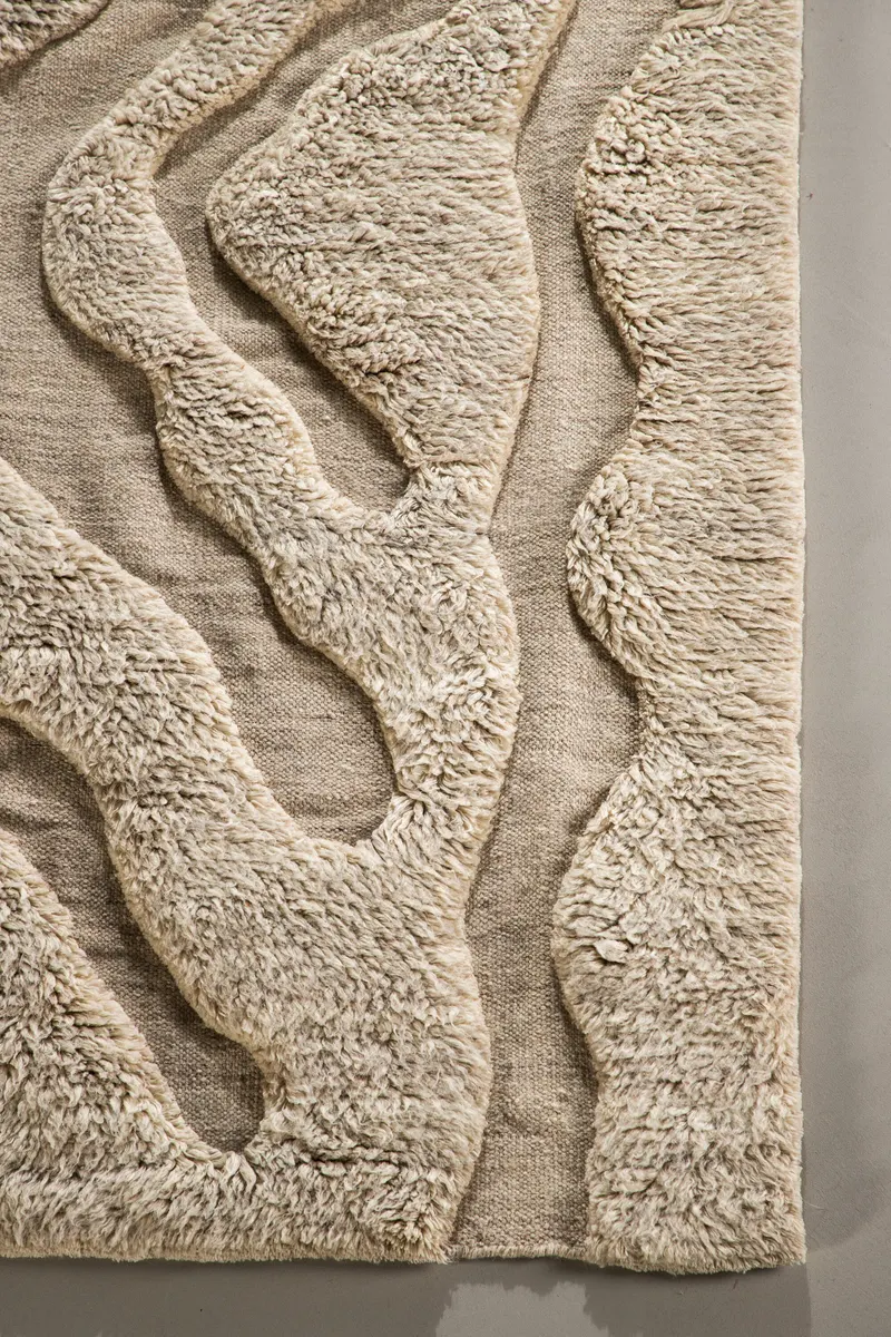 Trondheim x Josefin Lustig Wollteppich mit geschwungenem Muster in 400 × 400 cm, im Wohnraum, Ansicht 2