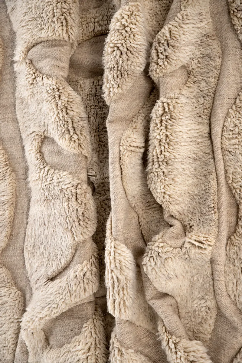 Trondheim x Josefin Lustig Wollteppich mit geschwungenem Muster in 400 × 400 cm, im Wohnraum, Ansicht 3