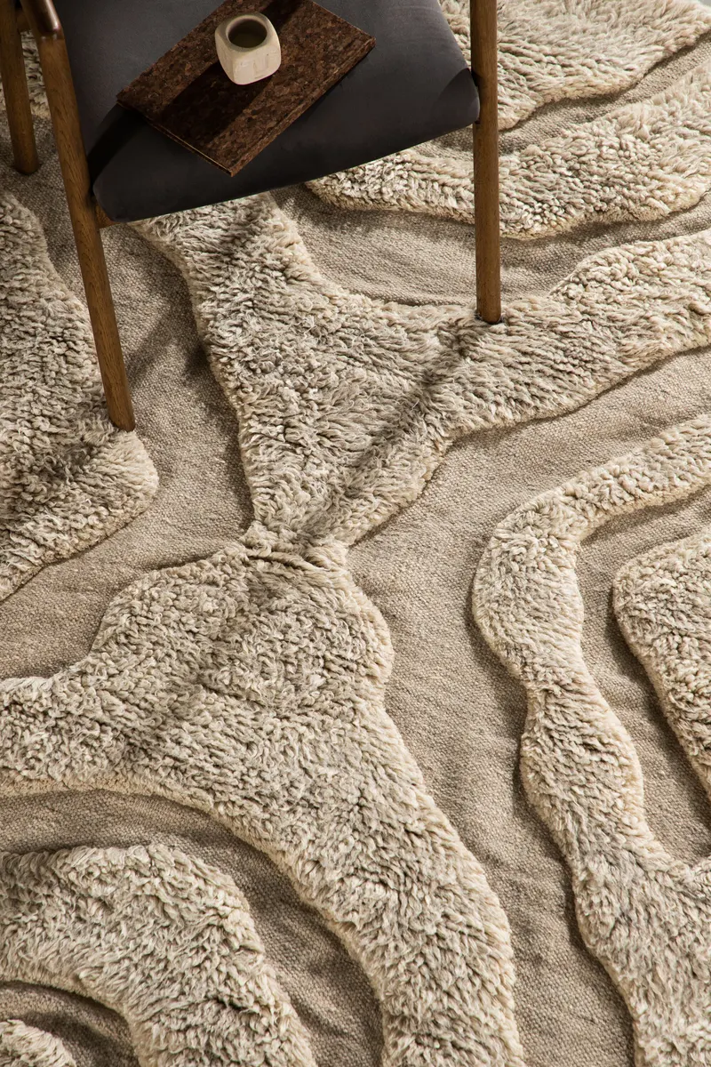 Trondheim x Josefin Lustig Wollteppich mit geschwungenem Muster in 400 × 400 cm, im Wohnraum, Ansicht 4