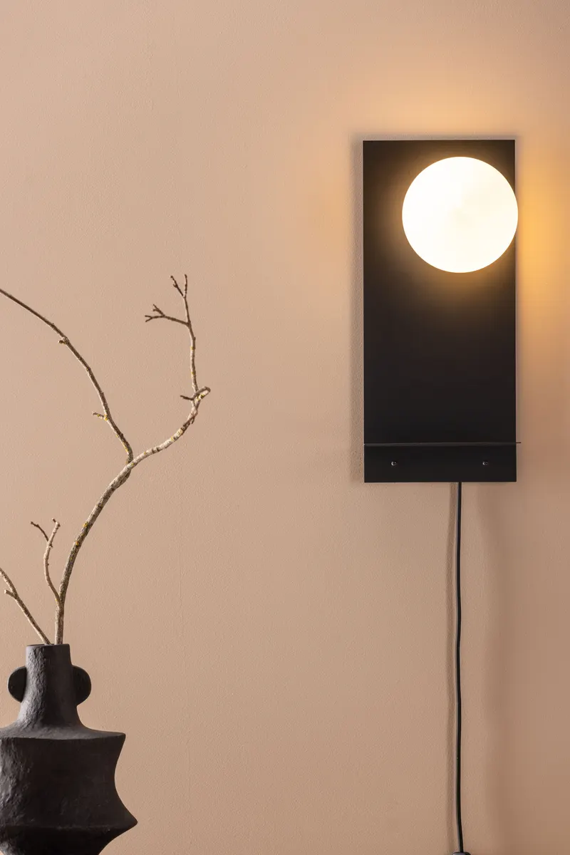 Troyes Wandleuchte mit Glaskugel und kleiner Ablage in Schwarz, im Wohnraum, Ansicht 3