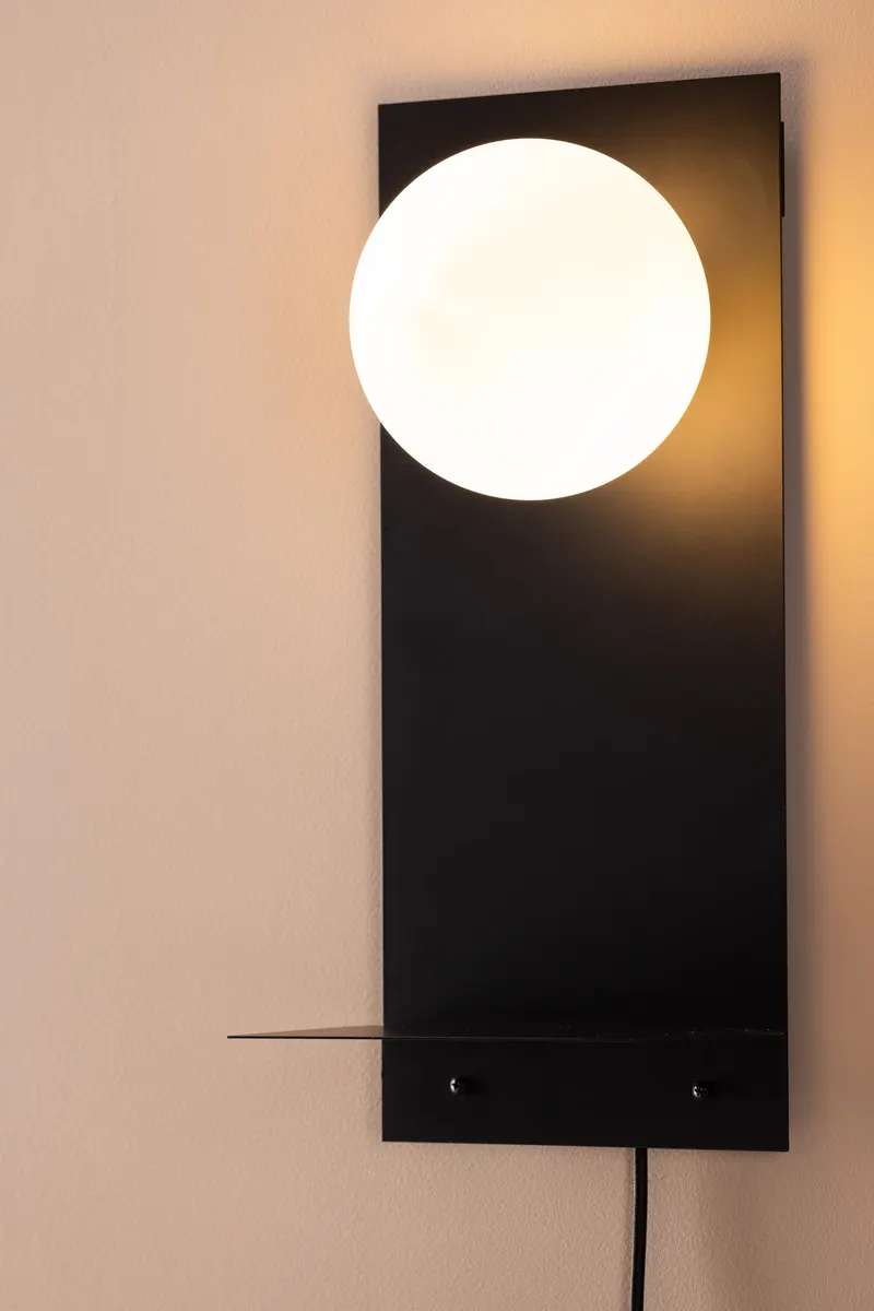 Troyes Wandleuchte mit Glaskugel und kleiner Ablage in Schwarz, im Wohnraum, Ansicht 4