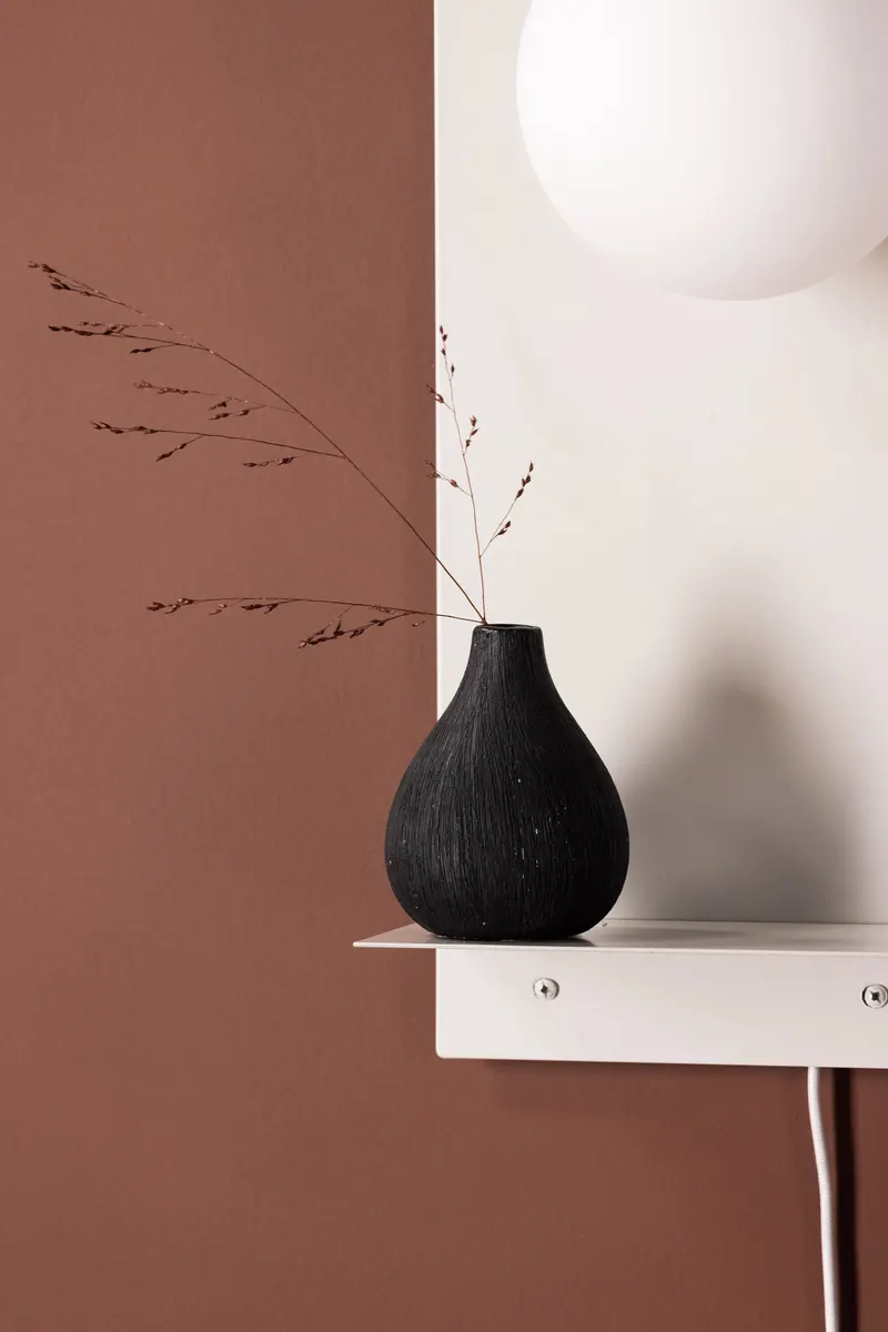 Troyes Wandleuchte mit Glaskugel und kleiner Ablage in Weiß, im Wohnraum, Ansicht 3