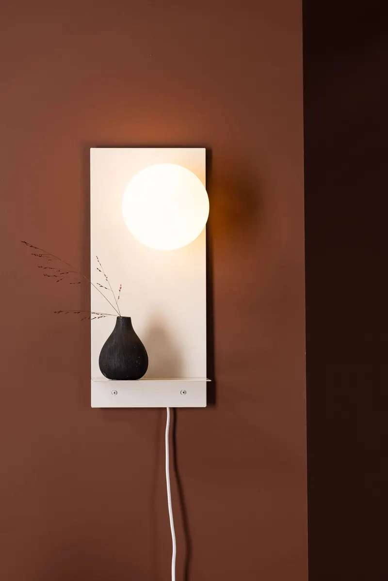 Troyes Wandleuchte mit Glaskugel und kleiner Ablage in Weiß, im Wohnraum, Ansicht 4