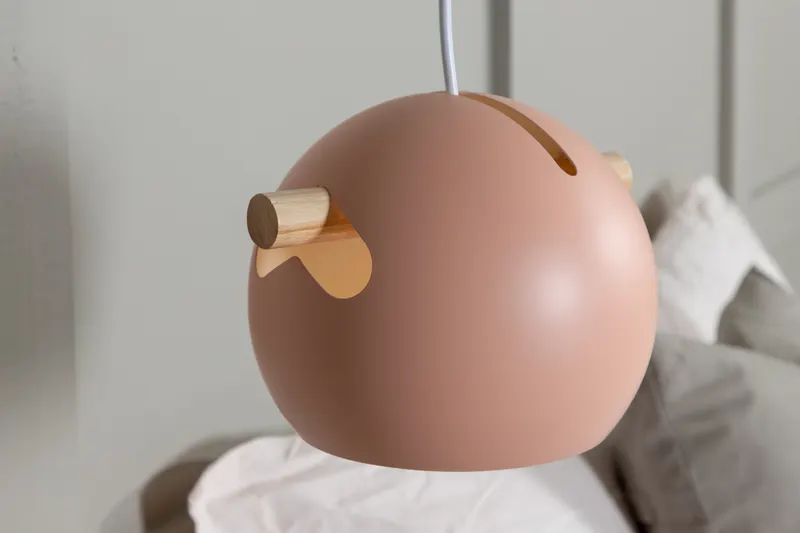 Tubbie Hängelampe mit Kugelschirm in Ø 23 cm, Altrosa, im Wohnraum, Ansicht 4