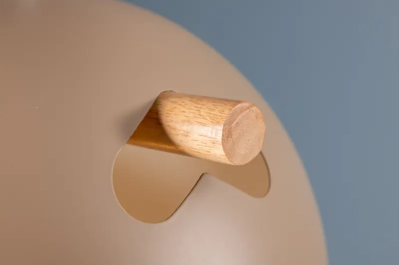 Tubbie Hängelampe mit Kugelschirm in Ø 29 cm, Beige, im Wohnraum, Ansicht 9