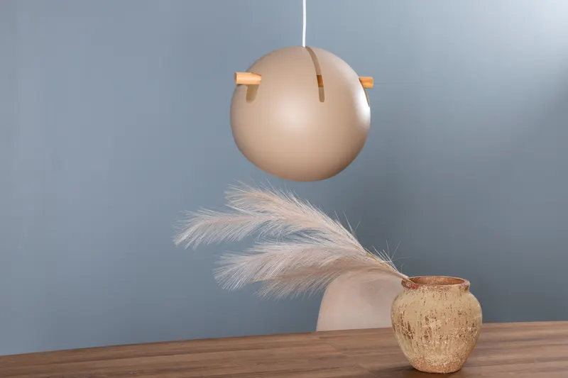 Tubbie Hängelampe mit Kugelschirm in Ø 29 cm, Beige, im Wohnraum, Ansicht 6