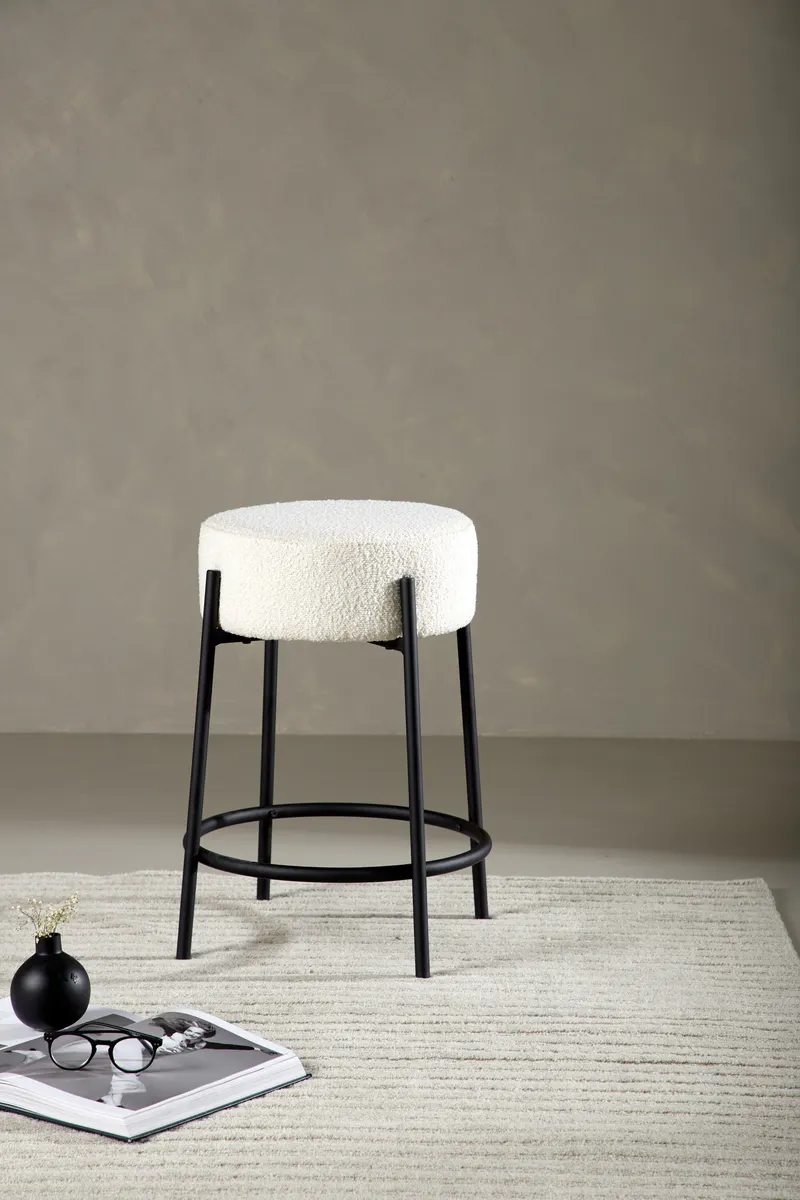 Tucson Barhocker mit rundem Bouclé-Sitz in Weiß, Gestell Schwarz, im Wohnraum, Ansicht 1