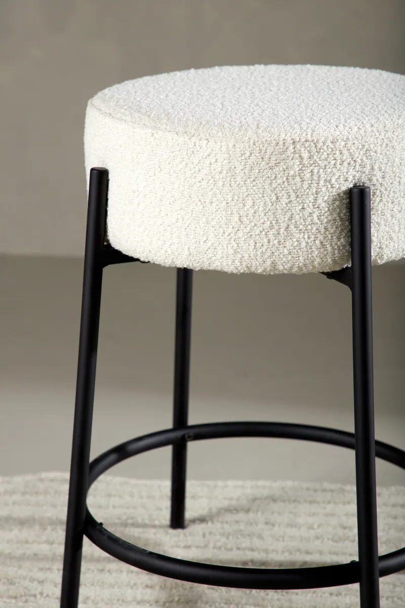 Tucson Barhocker mit rundem Bouclé-Sitz in Weiß, Gestell Schwarz, im Wohnraum, Ansicht 2