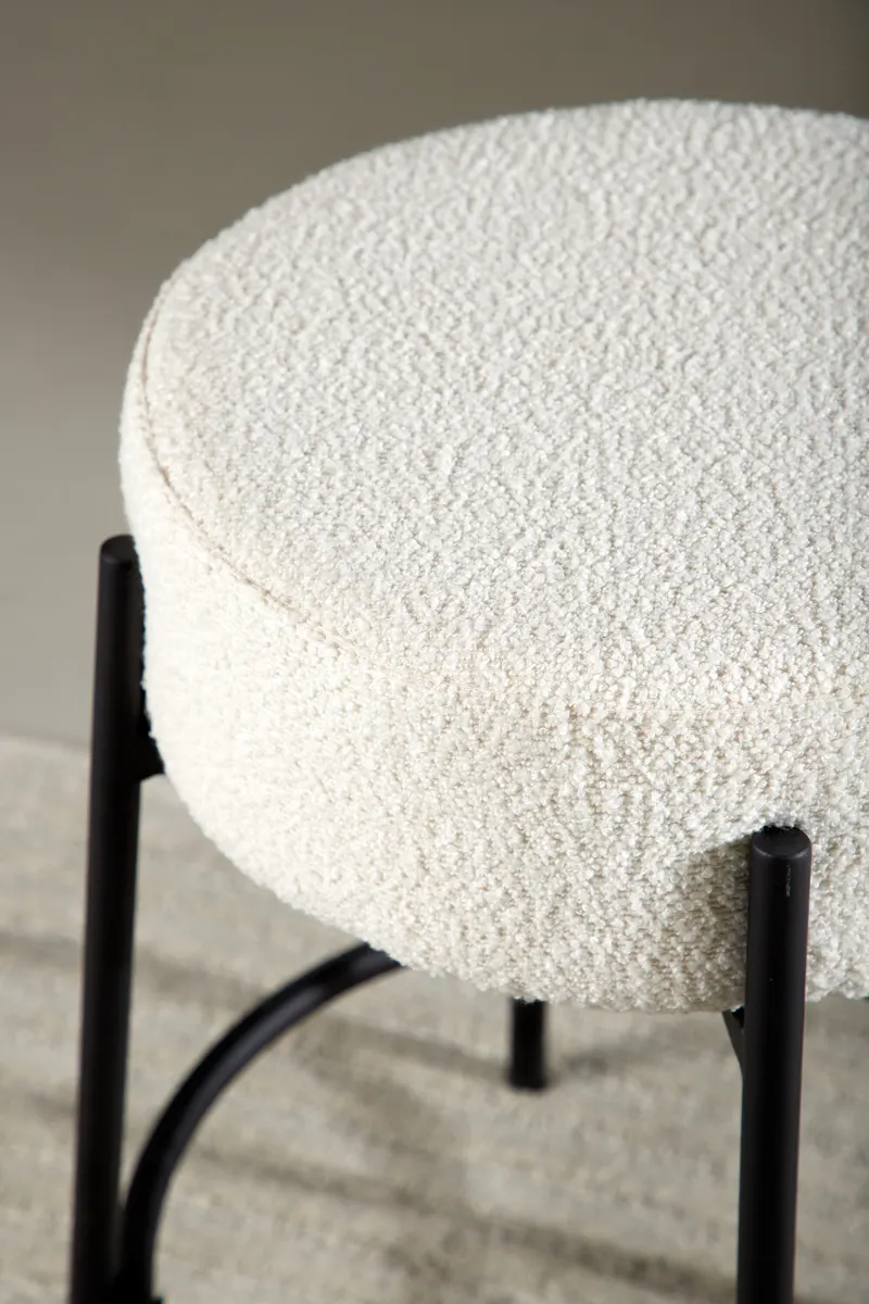 Tucson Barhocker mit rundem Bouclé-Sitz in Weiß, Gestell Schwarz, im Wohnraum, Ansicht 3