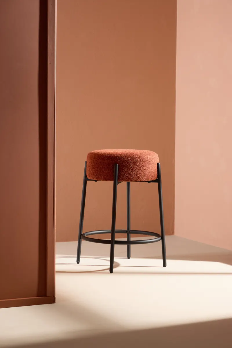 Tucson Barhocker mit rundem Bouclé-Sitz in Rot, Gestell Schwarz, im Wohnraum, Ansicht 1